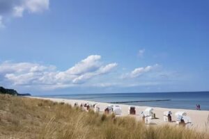 Blaues Strandhaus hinter der Düne Ückeritz