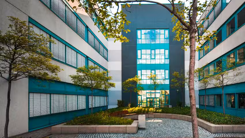 Büro- und Gewerbegebäude B12, Simone und Christian Werner GbR