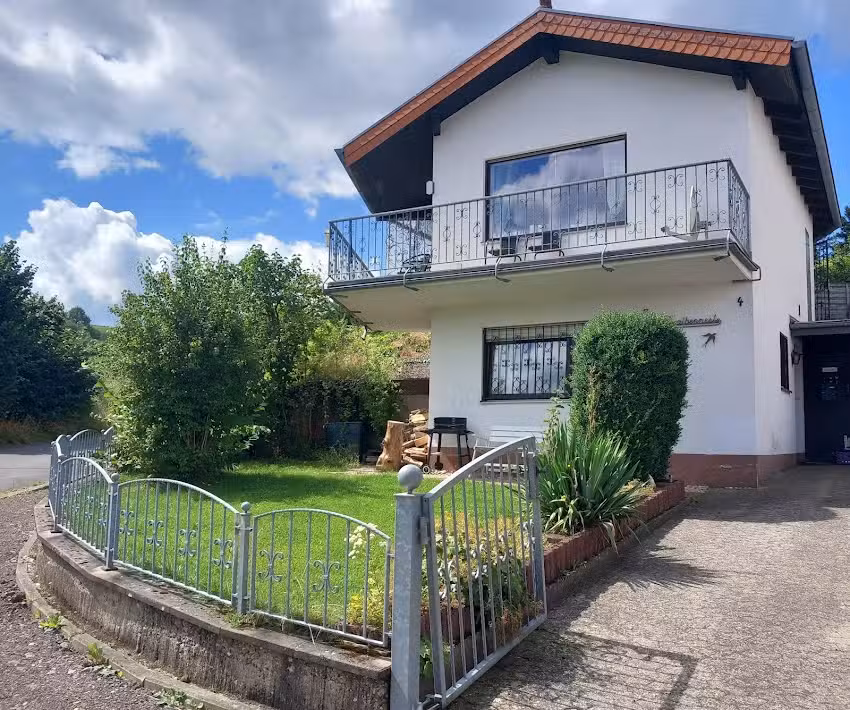 Eifel Urlaub mit Hund im Ferienhaus Schwalbennest Schalkenmehren direkt an den Maaren