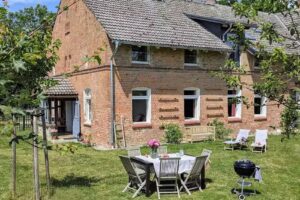 Ferienhaus 1870 Uckermark – Sommergrün & Himmelblau