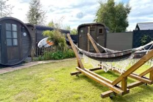 Ferienhaus & Schlaffass Natursee-Chalet