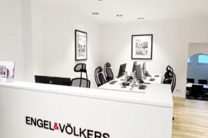 𝗜𝗠𝗠𝗢𝗕𝗜𝗟𝗜𝗘𝗡𝗠𝗔𝗞𝗟𝗘𝗥 𝗠𝗘𝗧𝗧𝗠𝗔𝗡𝗡 – Engel & Völkers Immobilien Mettmann