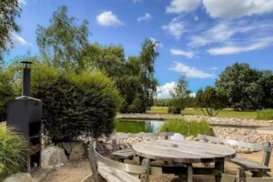 Reetdachhäuser Krienke mit Naturschwimmteich