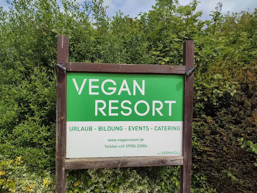 VEGAN RESORT – Ferienhäuser mit veganen Bio-Speisen (DE-ÖKO-070).
